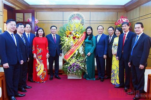 Thành ủy Hà Nội chúc mừng Ủy ban Mặt trận Tổ quốc thành phố