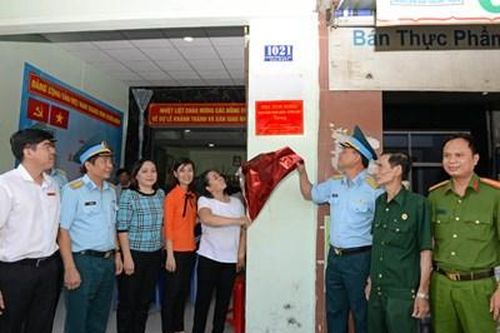 Bàn giao nhà tình nghĩa tặng gia đình chính sách