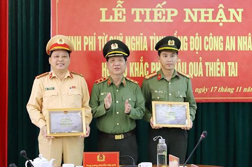 Lãnh đạo Bộ Công an thăm, hỗ trợ nhân dân vùng lũ Hà Tĩnh và Quảng Nam