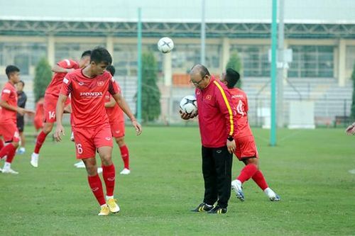 Thầy Park và 'cơn đau đầu' chưa nguôi