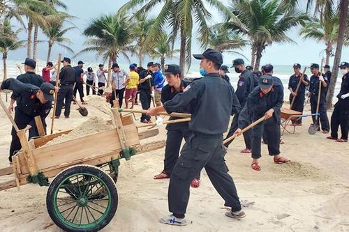 Cảnh sát Cơ động Đà Nẵng ra quân dọn vệ sinh dọc tuyến biển