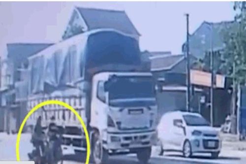 Cô gái bị xe tải cán tử vong