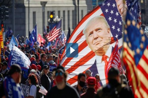 Đoàn xe quái thú của ông Trump đi giữa đám đông