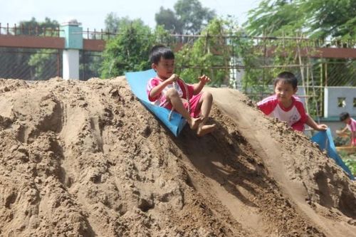 Rèn thể chất tại nhà cho trẻ: Bố mẹ hãy là bạn tập của con