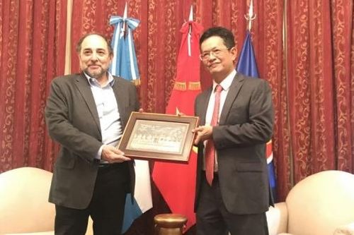 Đại sứ Dương Quốc Thanh tiếp Giám đốc Đài Phát thanh Quốc gia Argentina