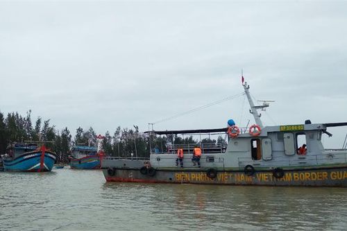 'Giải cứu' tàu cá mắc cạn sau bão số 13