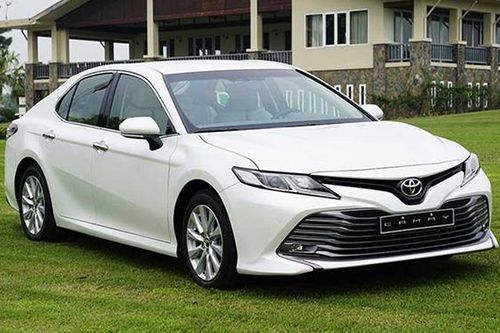 Giá xe Toyota Camry tháng 11/2020