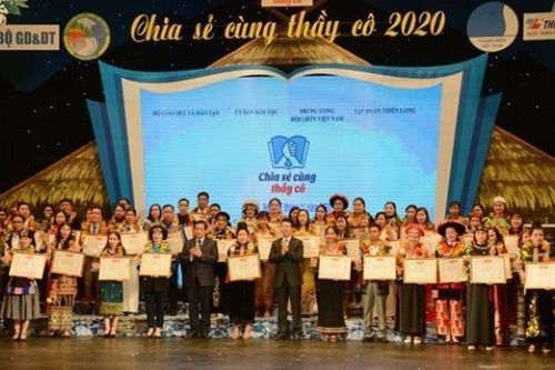 Tuyên dương 63 thầy, cô giáo người dân tộc thiểu số