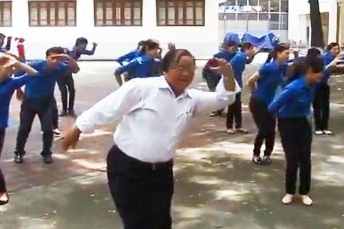 Thầy giáo 62 tuổi truyền lửa nghề cho Đoàn, Đội
