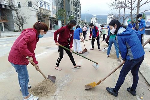 Tuổi trẻ Đà Nẵng ra quân dọn vệ sinh bờ biển sau bão số 13