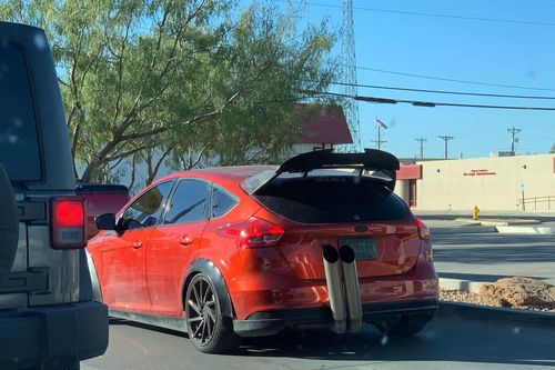 Ông chủ chơi trội chế ống xả kỳ dị cho Ford Focus