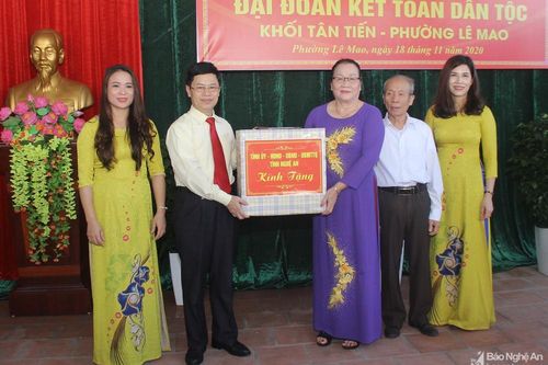 Chủ tịch HĐND tỉnh dự Ngày hội Đại đoàn kết tại thành phố Vinh