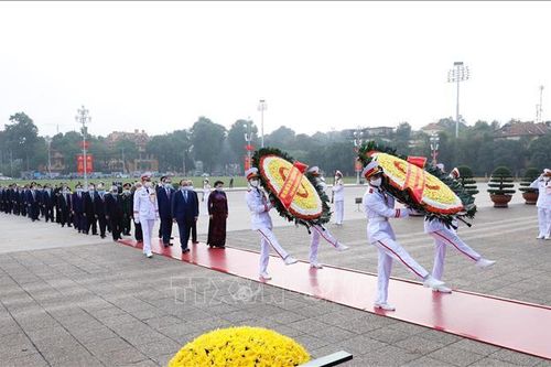 Lãnh đạo Đảng, Nhà nước, Mặt trận Tổ quốc vào Lăng viếng Chủ tịch Hồ Chí Minh