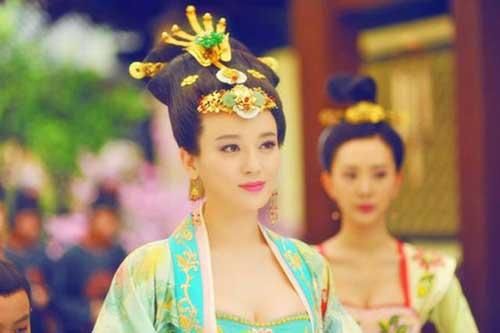 Hoàng hậu tài mạo song toàn có xuất thân ly kỳ: Ra đời từ mối quan hệ kỳ quặc, được 2 Hoàng đế sủng ái nhưng lại tư thông với nam sủng