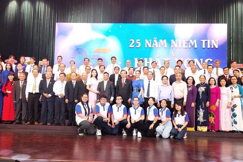 ĐH Hùng Vương kêu gọi hơn 4.4 tỉ đồng tài trợ học bổng trong ngày khai giảng