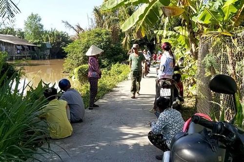 Tá hỏa phát hiện thi thể người đàn ông đang phân hủy trôi trên sông ở Tiền Giang