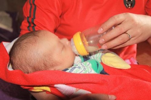 Bé trai 1 tháng tuổi bị bỏ rơi trước cửa nhà đôi vợ chồng hiếm muộn ở Hà Tĩnh