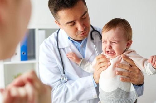 Thời tiết chuyển mùa, cha mẹ cần hiểu rõ viêm họng cấp và những dạng viêm họng phổ biến ở trẻ