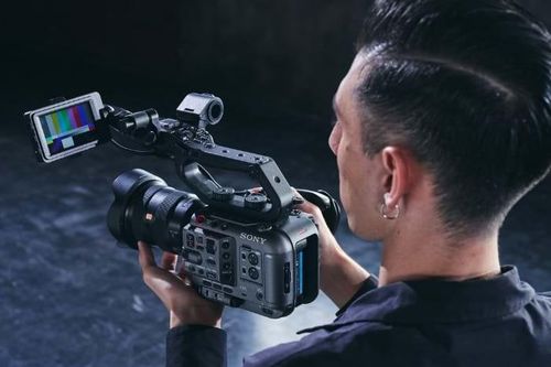 Sony ra mắt máy quay gọn nhẹ FX6 với cảm biến full-frame 4K, giá 141 triệu đồng