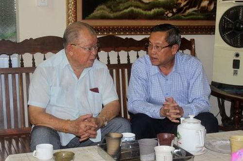 Phó Bí thư Thường trực Tỉnh ủy An Giang Lê Văn Nưng thăm các nhà giáo lão thành
