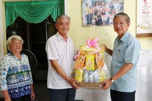 Bí thư Huyện ủy Tri Tôn thăm cựu giáo chức