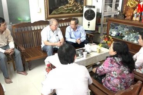 Phó Bí thư Thường trực Tỉnh ủy An Giang Lê Văn Nưng thăm các nhà giáo lão thành