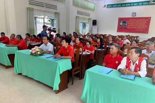 Bồi dưỡng chính trị và nghiệp vụ cho cán bộ Hội Chữ thập đỏ cơ sở