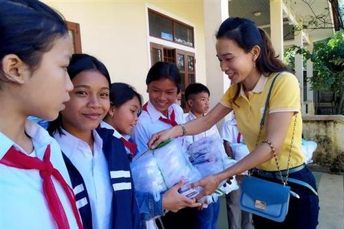 Trao tặng vở, dụng cụ học tập cho học sinh huyện Hướng Hóa