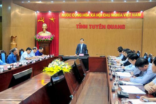 Chủ tịch UBND tỉnh Nguyễn Văn Sơn đối thoại với một số công dân thuộc hộ di dân, tái định cư thủy điện Tuyên Quang