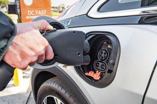 Từ năm 2030, nước Anh cấm bán ô tô chạy bằng xăng, dầu