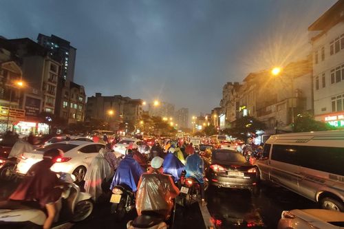 Ùn tắc giao thông vẫn tái diễn tại nút ngã tư Sở sau khi thông xe đường trên cao