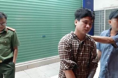 Tên cướp trốn truy nã bị bắt quả tang khi giật đồ trên phố