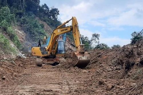 Nỗ lực khắc phục sạt lở đất đá để thông đường vào 2 xã cô lập ở huyện Phước Sơn