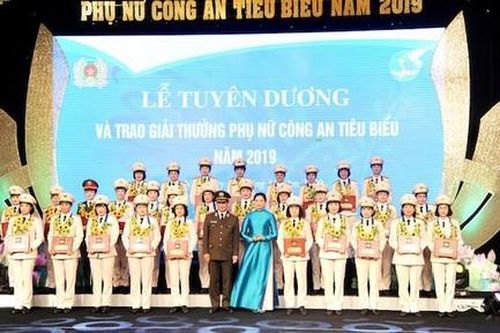 Trao giải thưởng Phụ nữ Công an tiêu biểu năm 2019