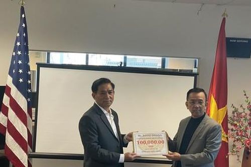 Tặng 120.000 USD hỗ trợ đồng bào miền Trung