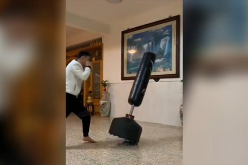 Clip: Tập đấm làm vỡ đồ quý trong nhà, chàng trai chết lặng