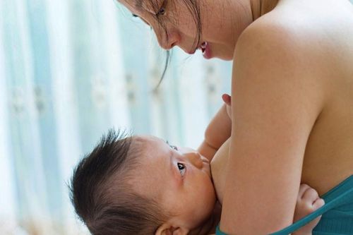 Người mẹ chia sẻ sữa của mình để cứu trẻ sơ sinh