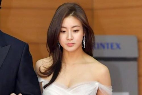 Kang Sora mang thai