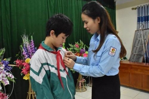 Trao huy hiệu cho nam sinh cứu hai em nhỏ khỏi đuối nước