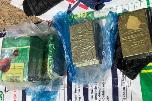 Khởi tố nhóm người vận chuyển 4 bánh heroin