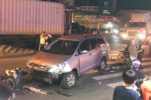 Ôtô tông hàng loạt xe máy ở TP.HCM