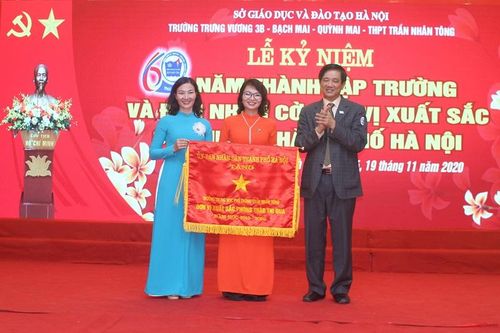 Trường THPT Trần Nhân Tông (quận Hai Bà Trưng) đón nhận Cờ đơn vị xuất sắc của Thành phố