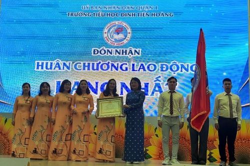 Trường tiểu học Đinh Tiên Hoàng đón nhận Huân chương Lao động hạng nhất