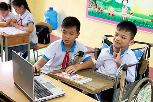'Đôi bạn cùng tiến' giành giải nhất cuộc thi ảnh 'Việc tốt vì trẻ em'