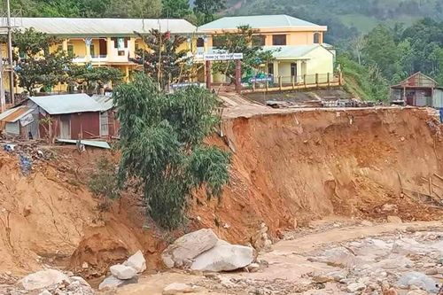 Thông tuyến đường vào xã Phước Thành sau 20 ngày bị cô lập