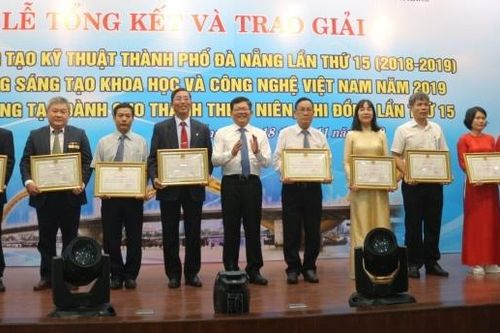 Vinh danh các tác giả, nhóm tác giả đạt giải các hội thi, giải thưởng về sáng tạo khoa học công nghệ, kỹ thuật