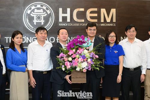 Lãnh đạo T.Ư Đoàn thăm, chúc mừng tập thể giáo viên trường CĐ Cơ điện Hà Nội