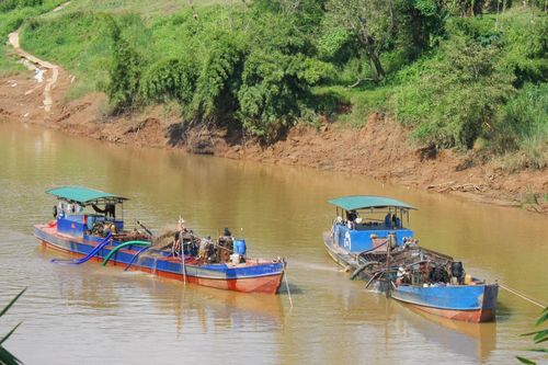 Phạt tiền, tịch thu 2 tàu từ Bình Phước sang Lâm Đồng hút cát trộm
