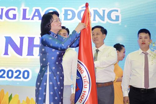 Trường tiểu học '100 năm tuổi' đón nhận Huân chương Lao động hạng nhất