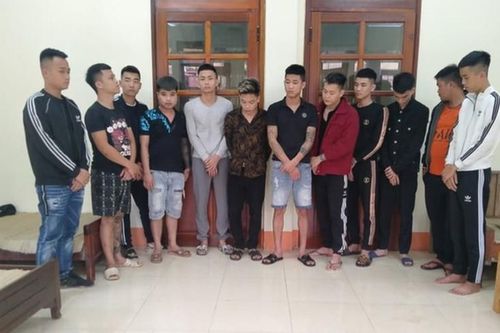 Chém nhau vì tranh gái phục vụ quán karaoke 18 người bị khởi tố